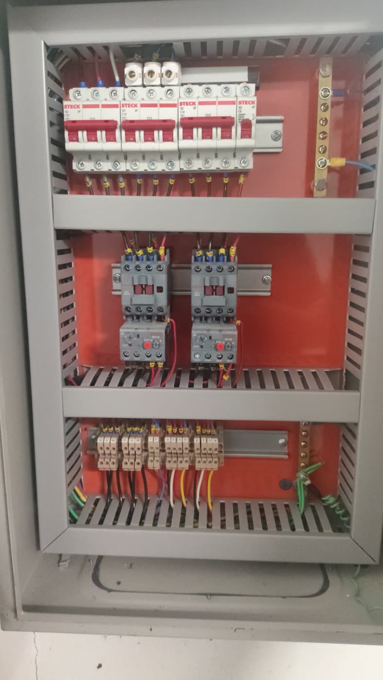 Quadro com contatores e relés de proteção
