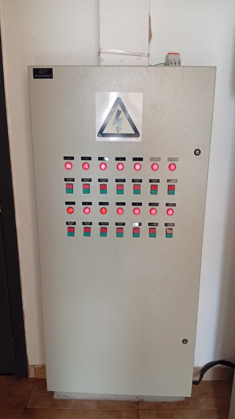 Painel de comando com sinalização instalado