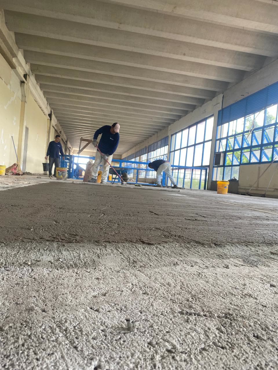 Equipe Help Home regularizando o piso de um galpão