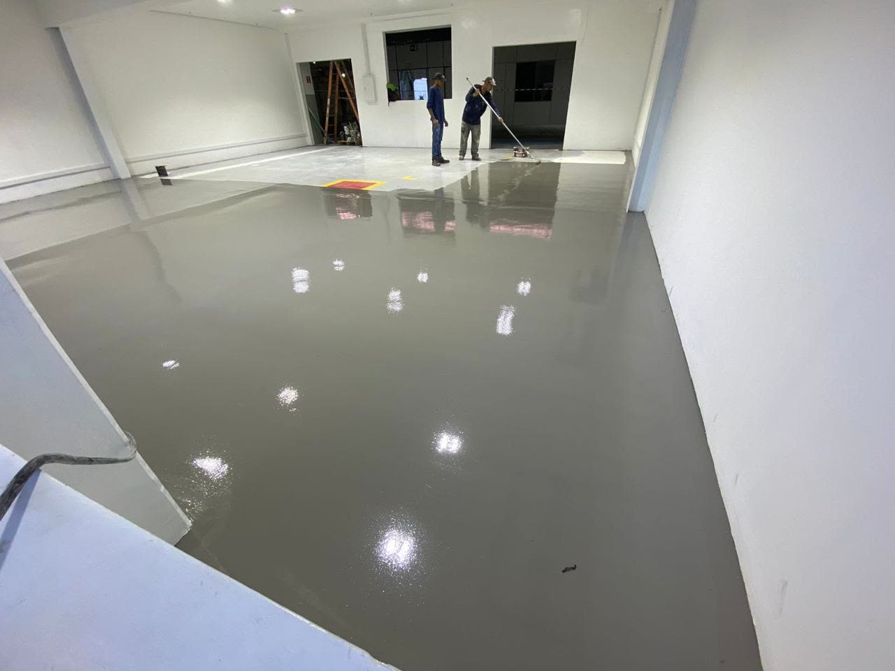 Piso autonivelante aplicado em sala comercial reformada pela Help Home